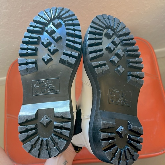 Dr Martens 2976 Smooth Leather Platform Quad Chelsea Boots in White unisex - Picture 8 of 16